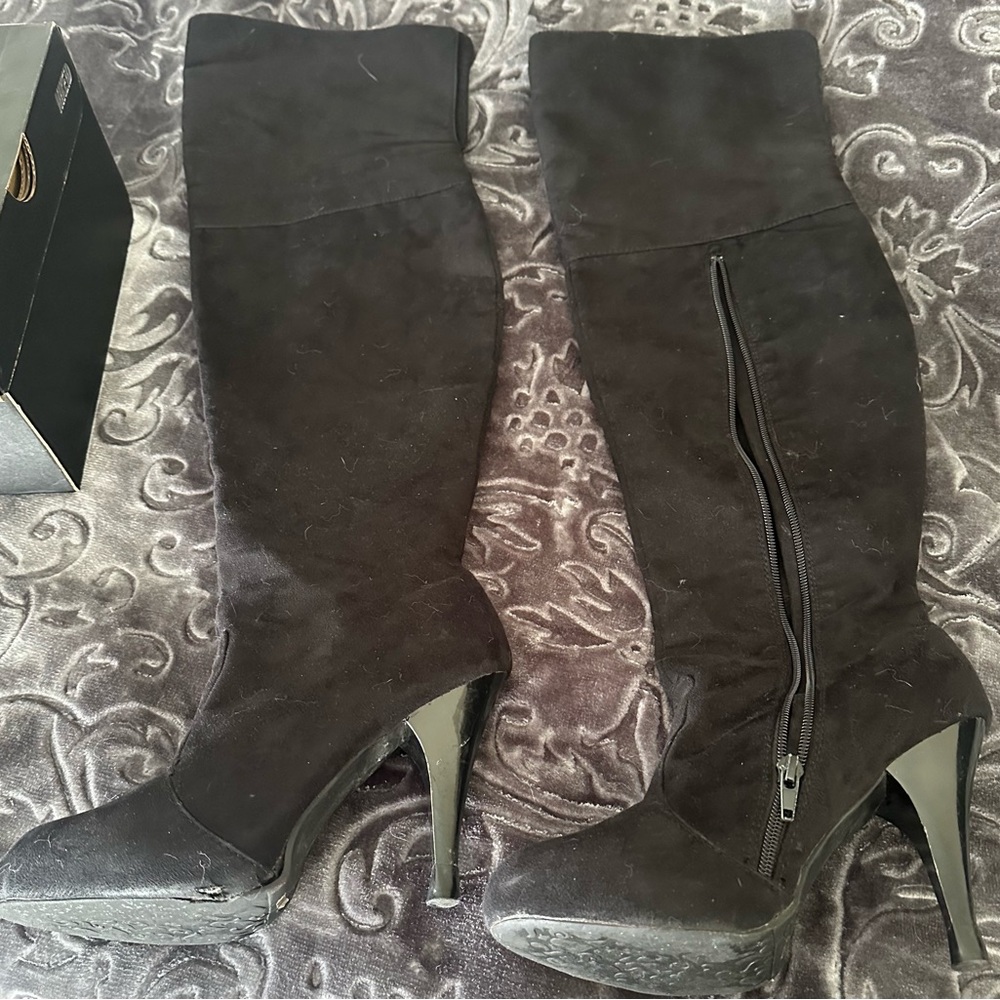 Elegant Black Knee-High Boots